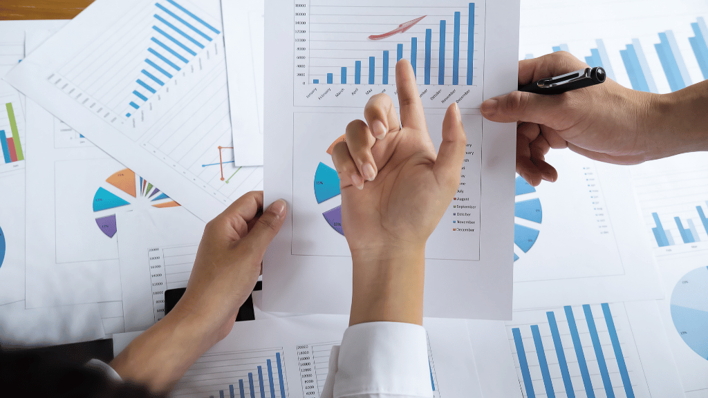 Escena ilustrativa de revisión de marketing y canales digitales