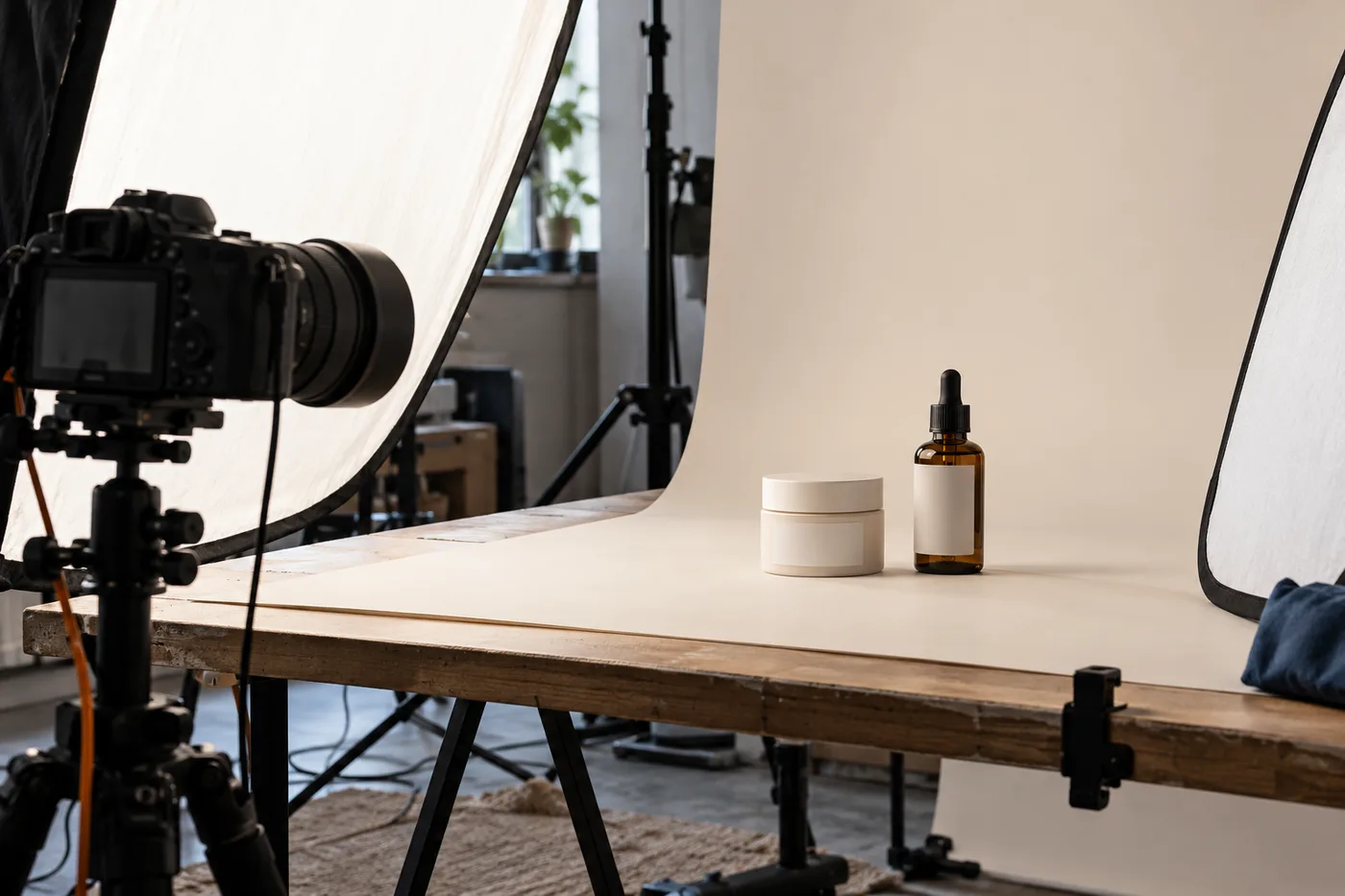 Ejemplo ilustrativo de una sesión de fotografía de producto con iluminación, fondo y productos cosméticos