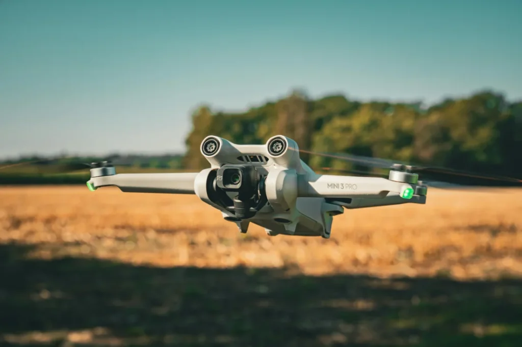 Dron con cámara en vuelo sobre un paisaje rural